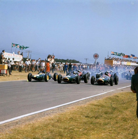 Départ à East London en Afrique du Sud, aux côtés de Jack Brabham et Dan Gurney Départ à East London en Afrique du Sud, aux côtés de Jack Brabham et Dan Gurney